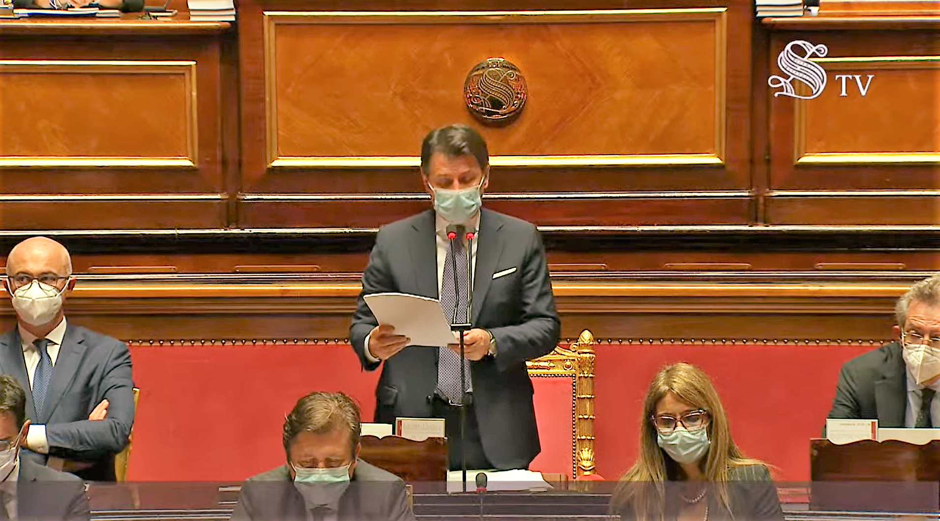 Covid, firmato il nuovo Dpcm che entra in vigore da domani