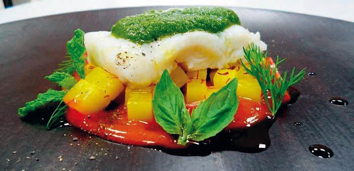 Il bianco merluzzo al vapore e patate ai pistilli di zafferano con salsa verde 