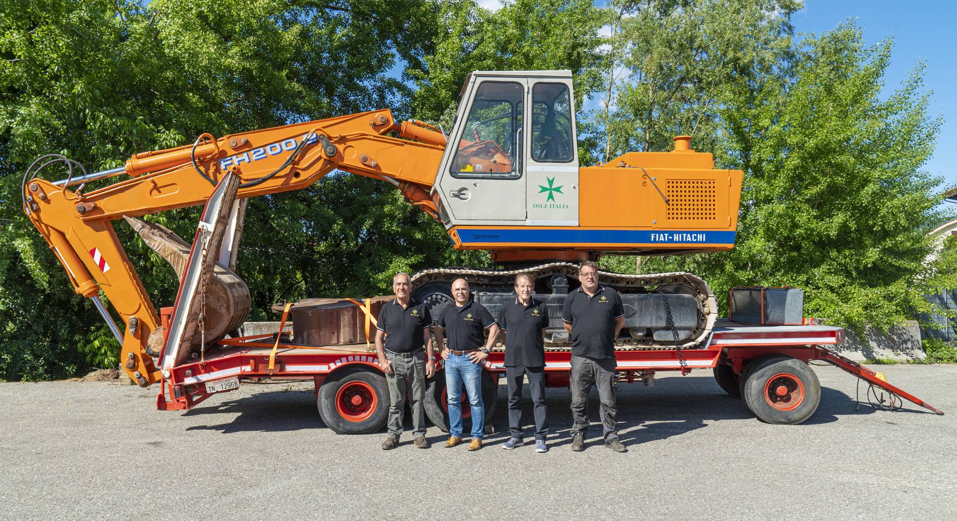 Un escavatore in viaggio verso la Tanzania