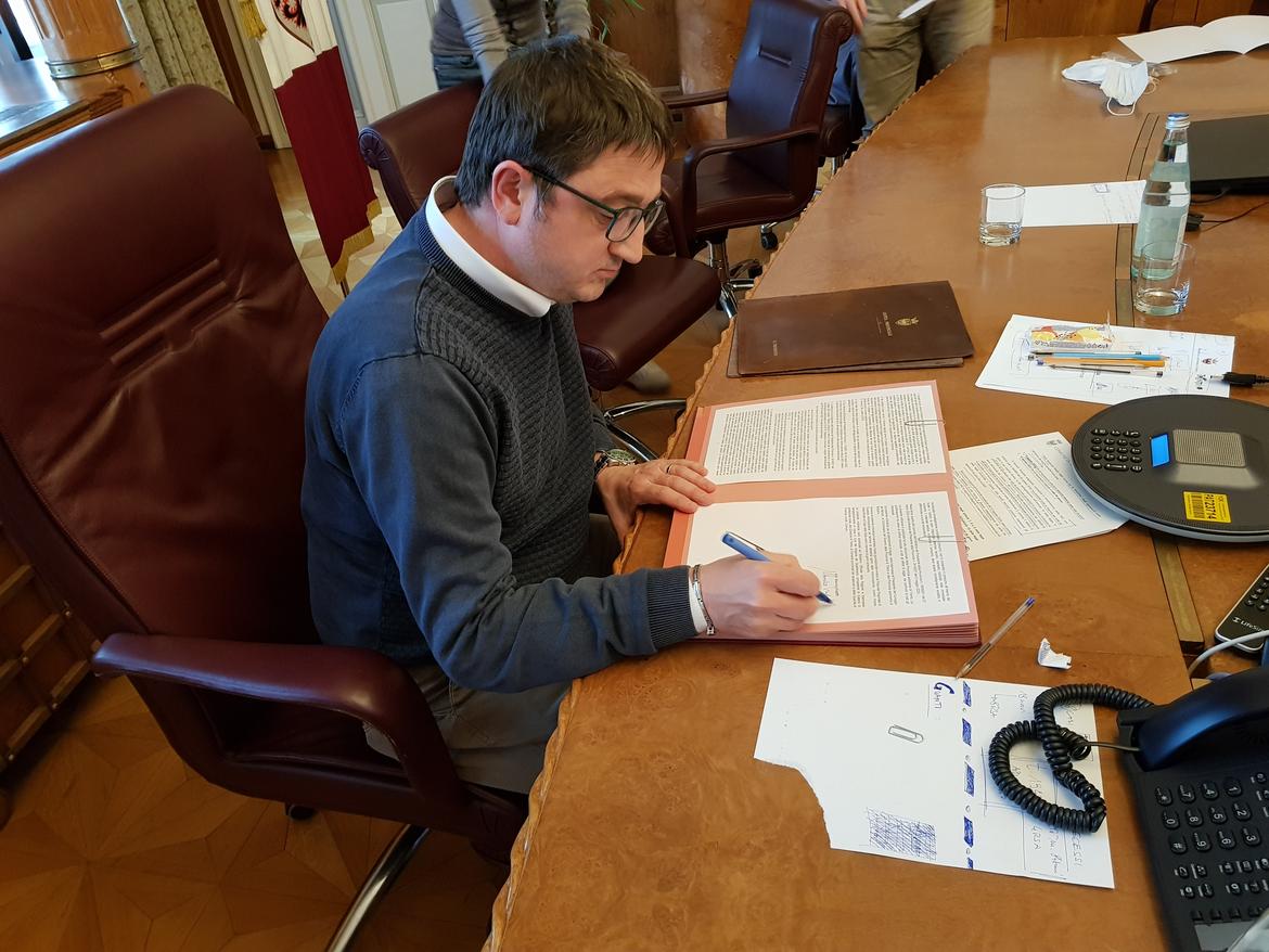 Covid-19, 3 positivi e da luned&igrave; via la mascherina all'aperto