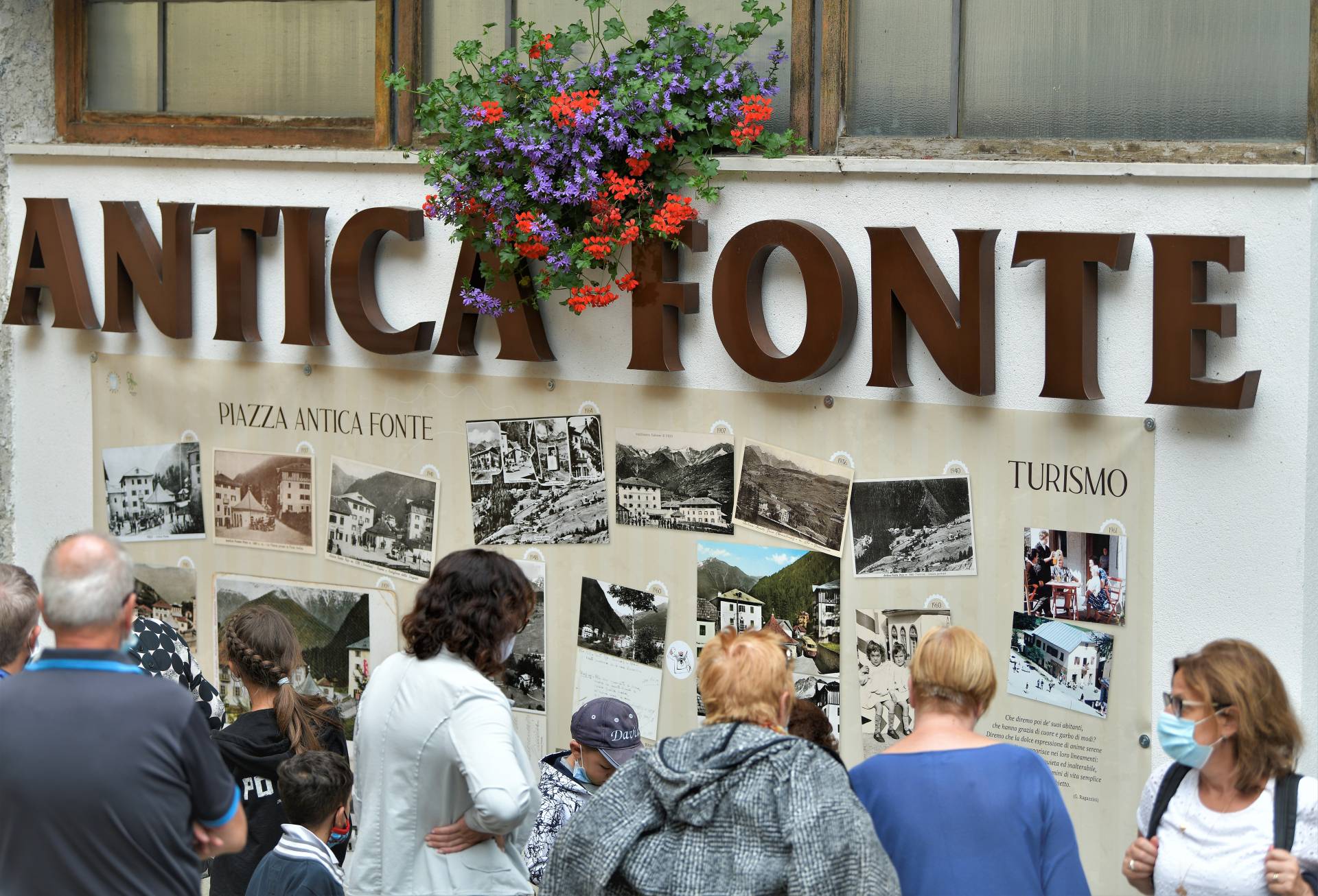 Quasi 2.500 persone per la storia dell"Acqua Forta a Peio Fonti