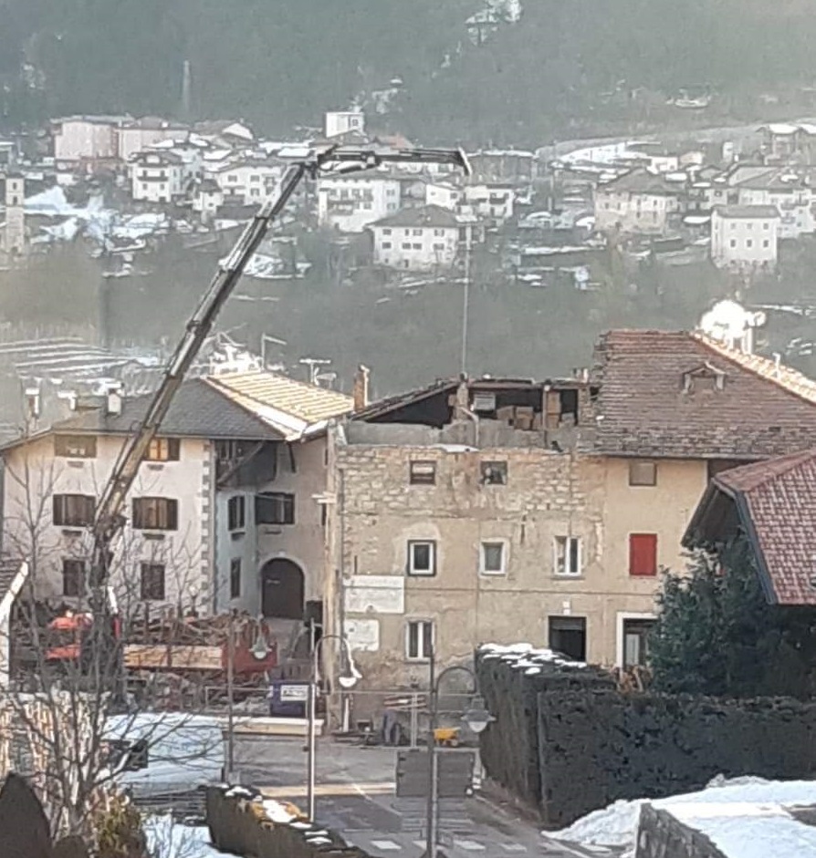 Rimosso d'urgenza il tetto pericoloso