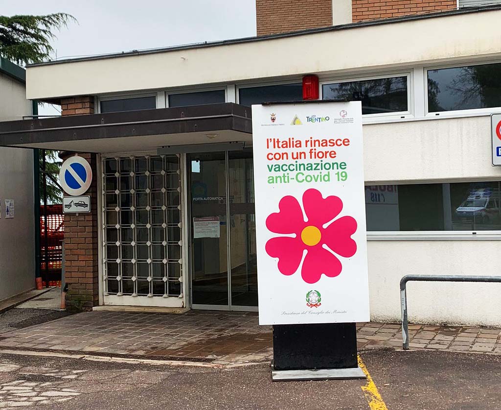 «Indegno»: Paola Demagri interviene sullo stato del centro vaccinale di Cles