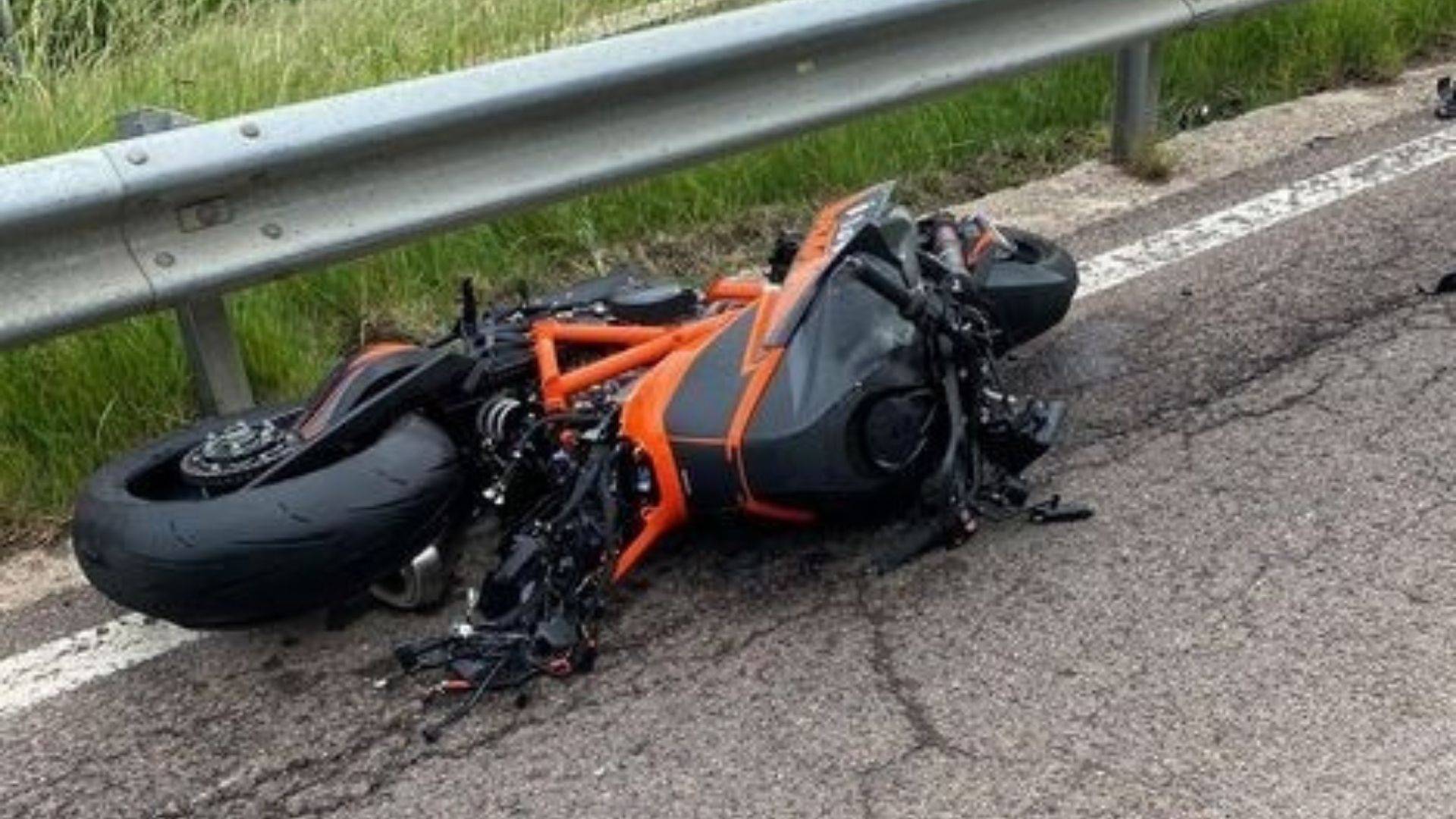 Incidente mortale, si schianta contro un"auto. Muore un motociclista di 51 anni  