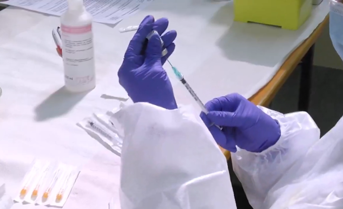 Un altro giorno senza decessi, quasi 330.000 vaccinazioni