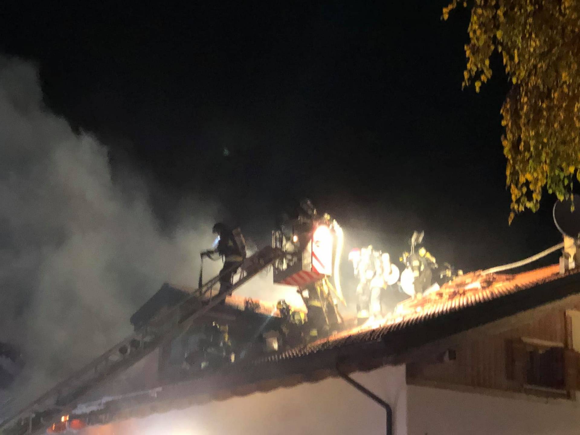 Va a fuoco il tetto di una casa. Nessun ferito