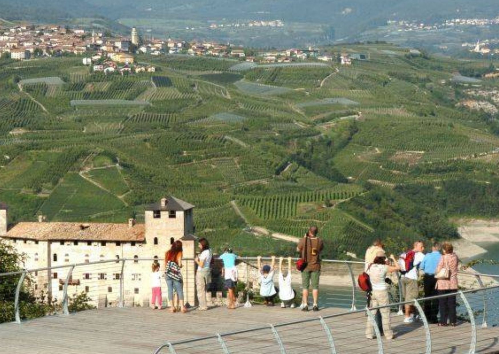 Un percorso pedonale alberato a Doss di Pez