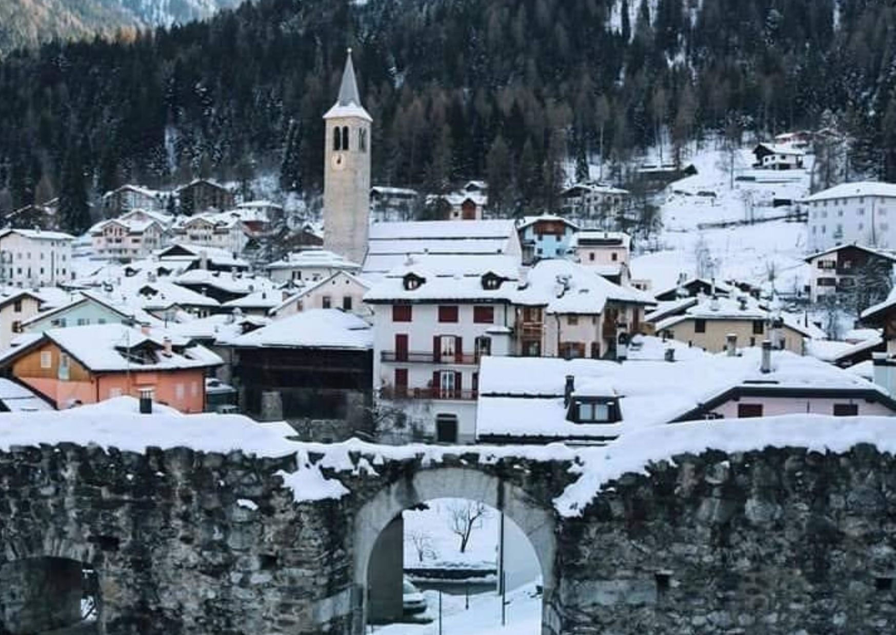 La neve fa danni alle piazze di Ossana