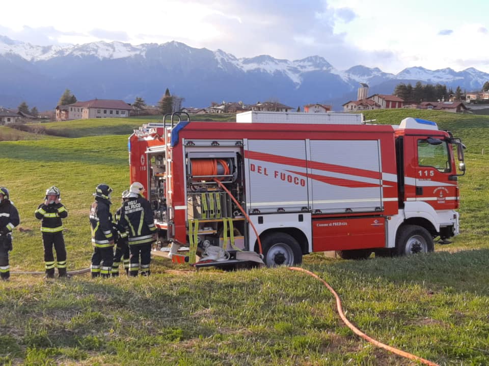 Incendio nella campagna di Sfruz