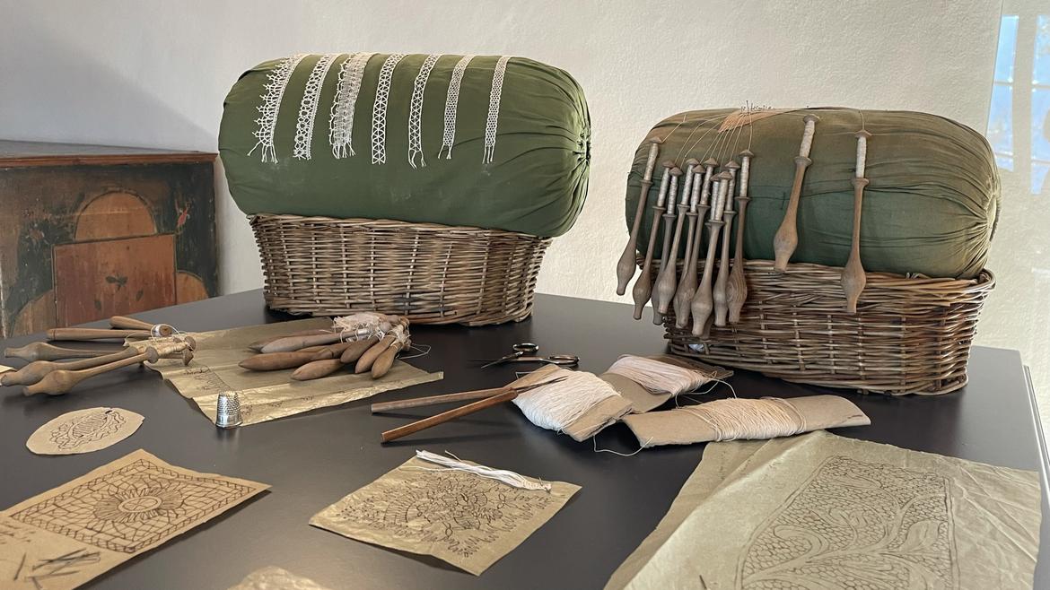 Col filo e con l"ago. Storie ritrovate di maglie, vestiti, ricami