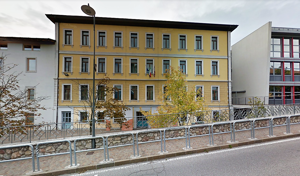 Piazzale scolastico di Tuenno, un affare complesso