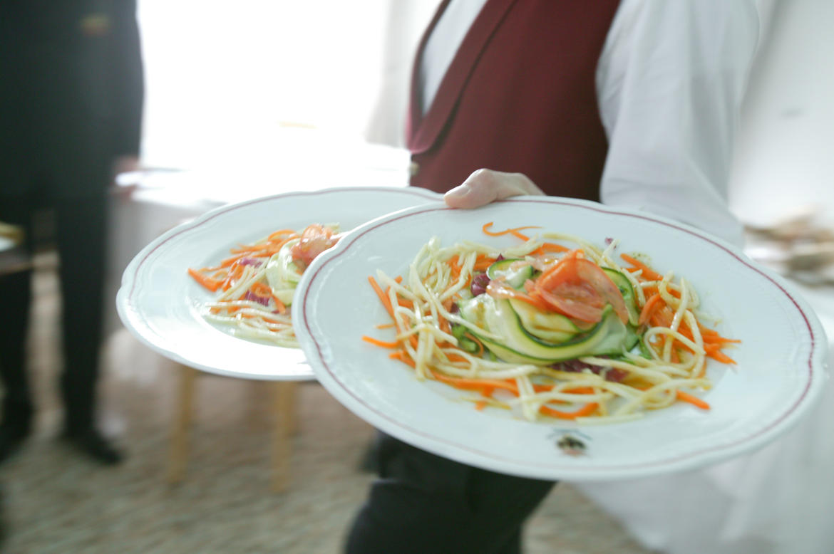 Da oggi nei fine settimana si mangia all'interno dei ristoranti. Ecco le regole