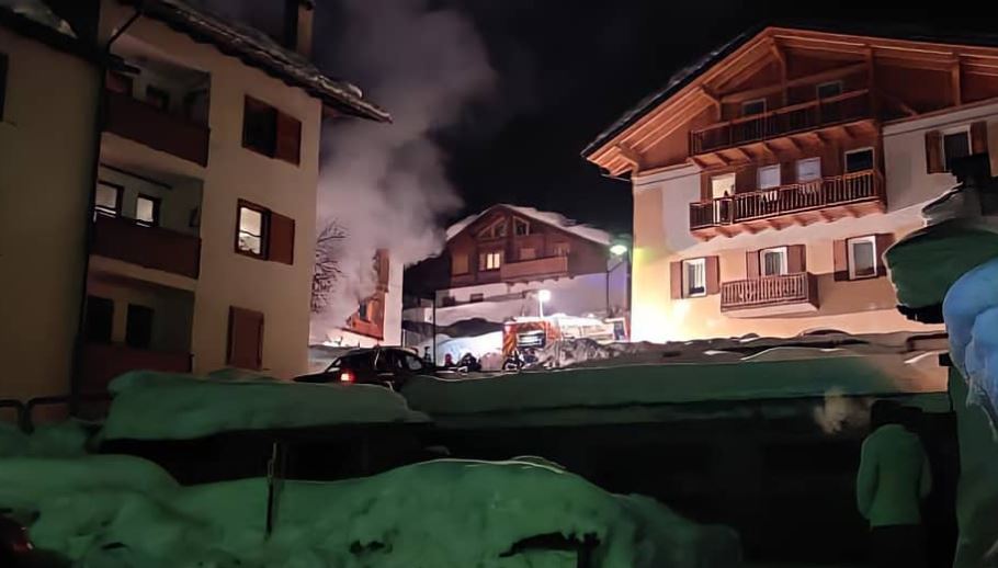 Cogolo, un incendio distrugge il deposito della falegnameria   