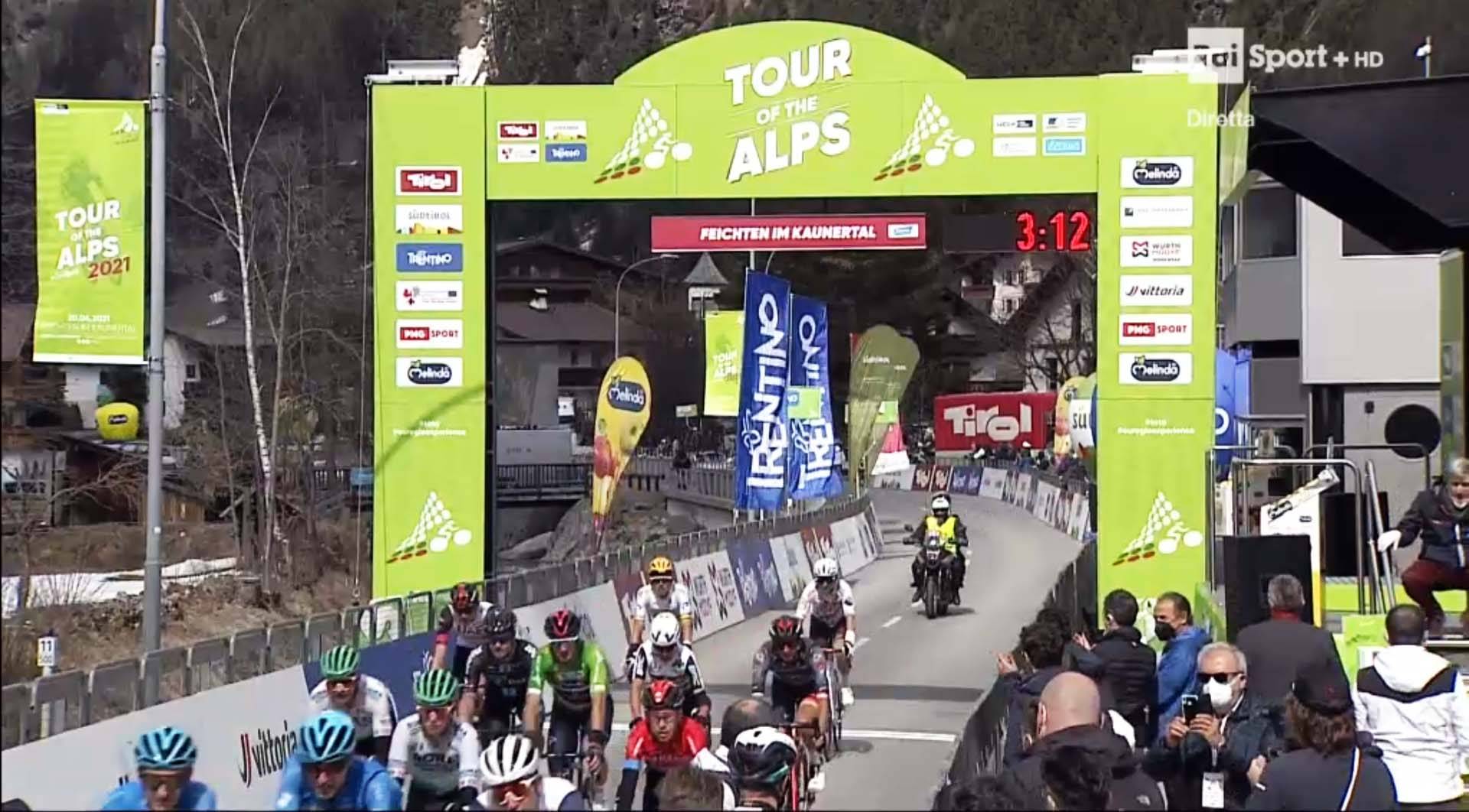 Yates strappa la maglia di leader a Moscon