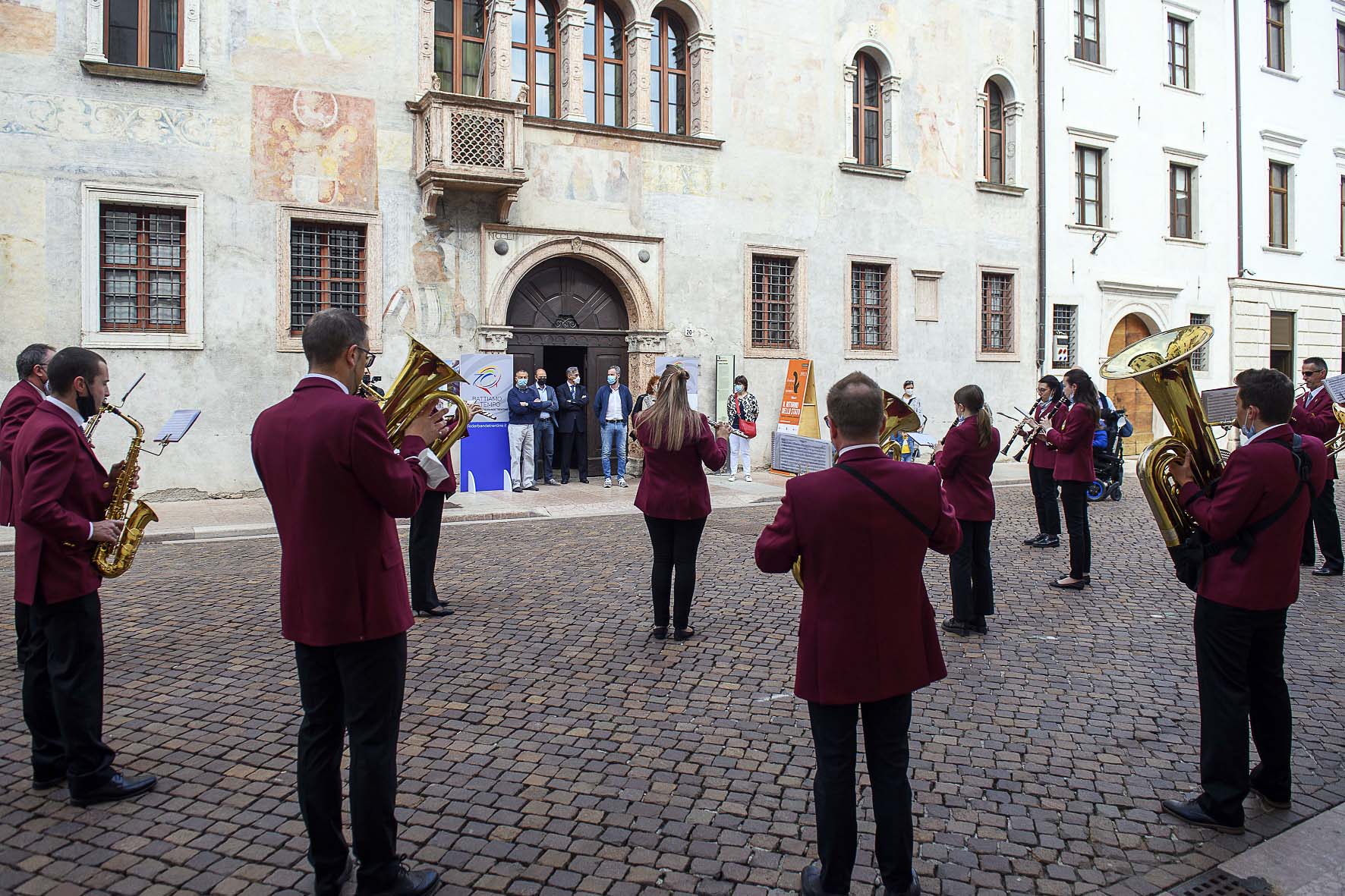 Bande trentine: una grande sfilata in citt&agrave; 