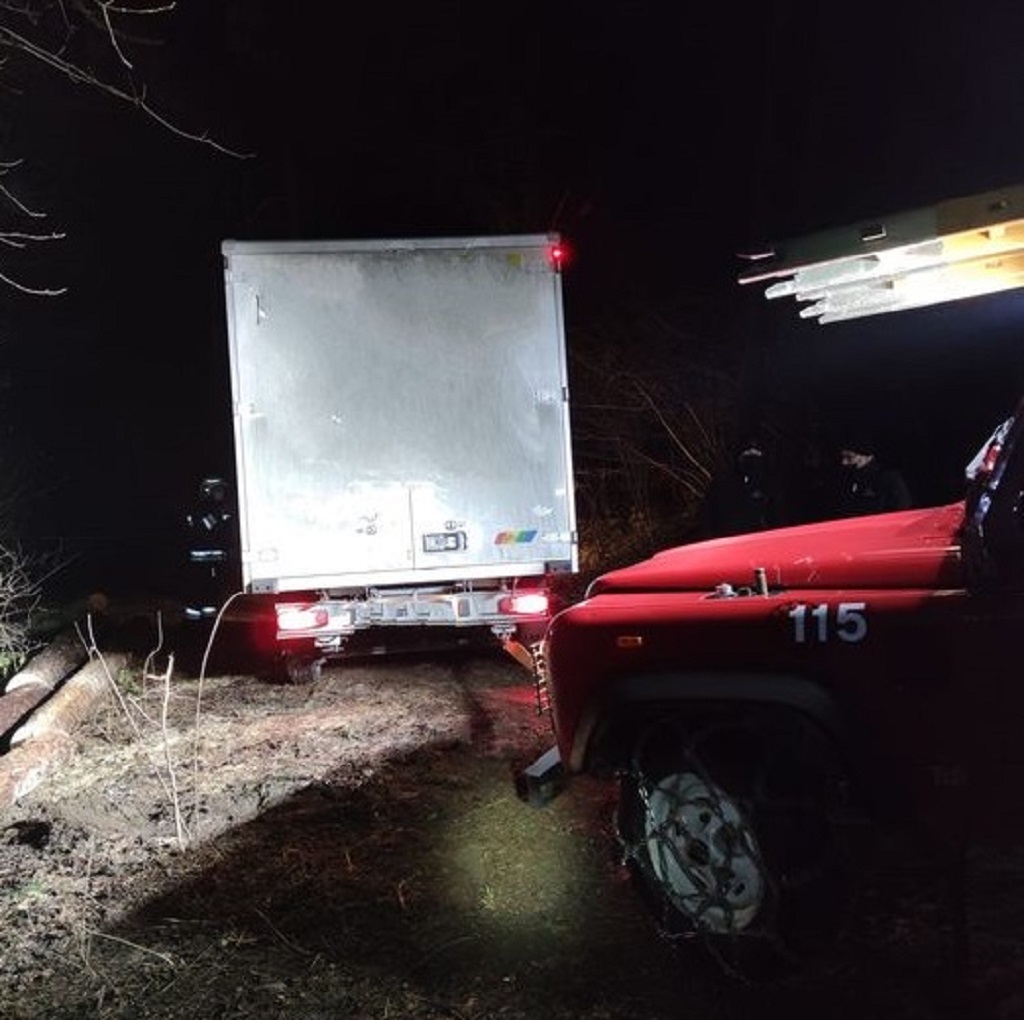 Furgone bloccato a Denno: intervengono i pompieri