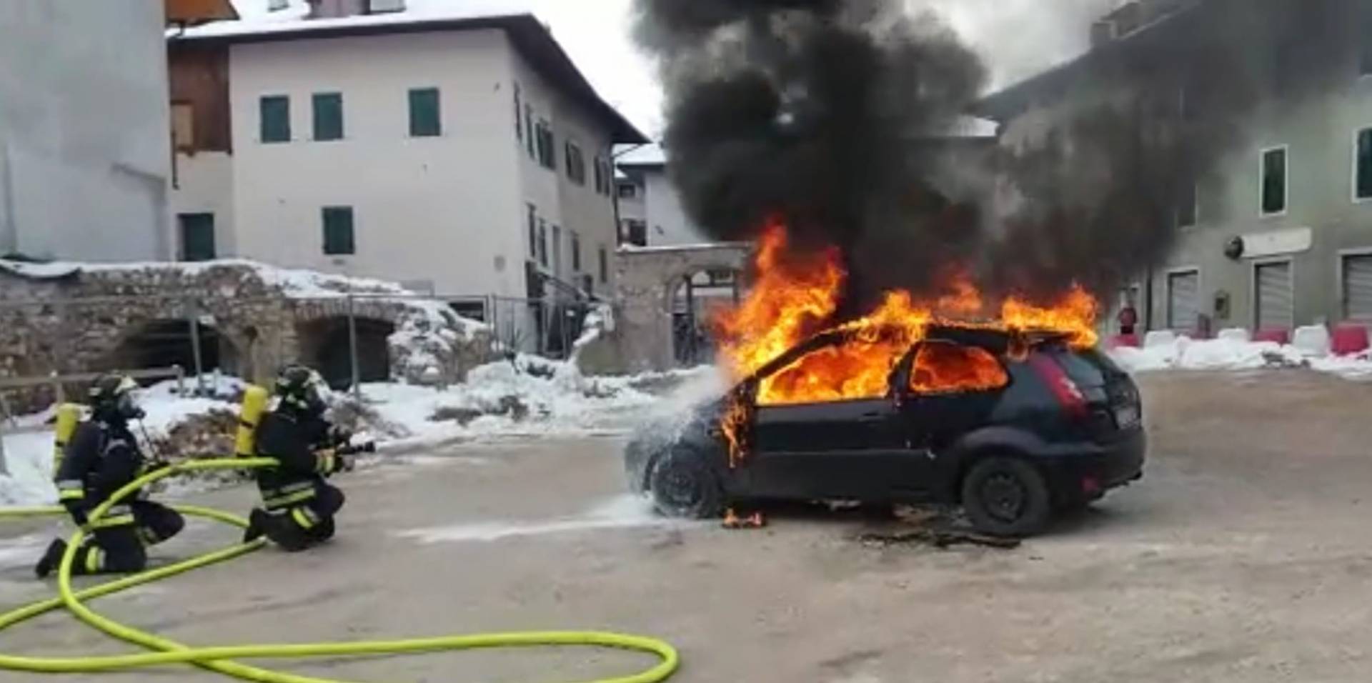 Romeno: auto in fiamme