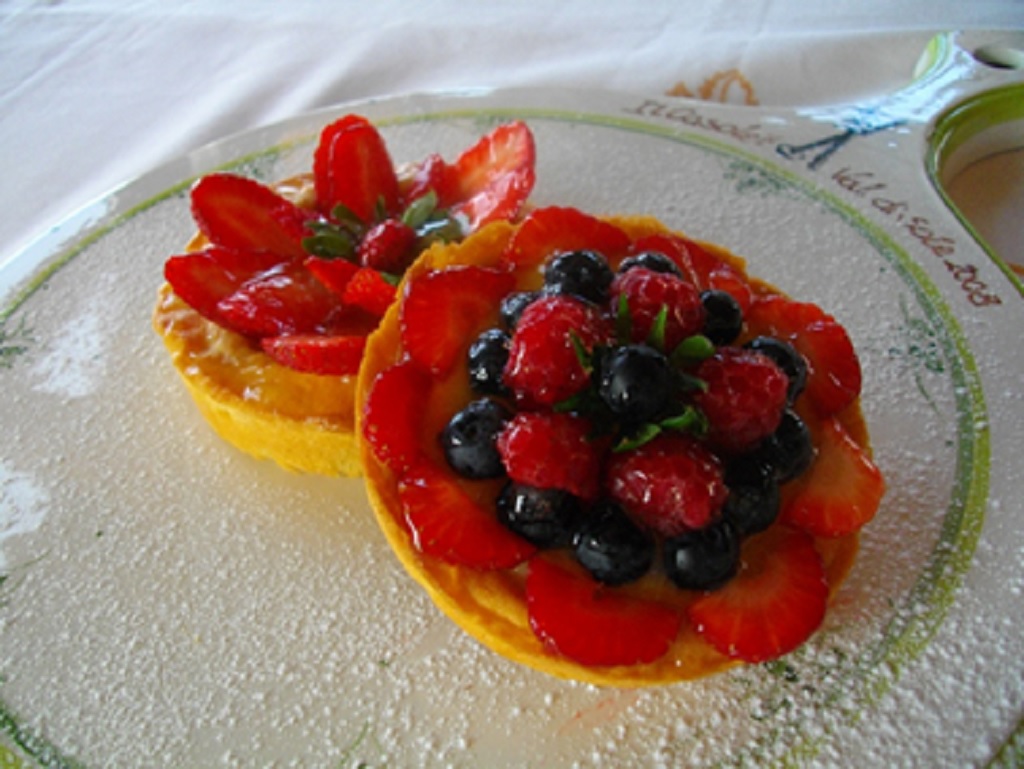 Crostatine con crema pasticcera alle fragole o frutti di bosco