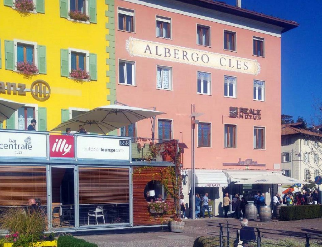 Riaprono i bar e i ristoranti al chiuso