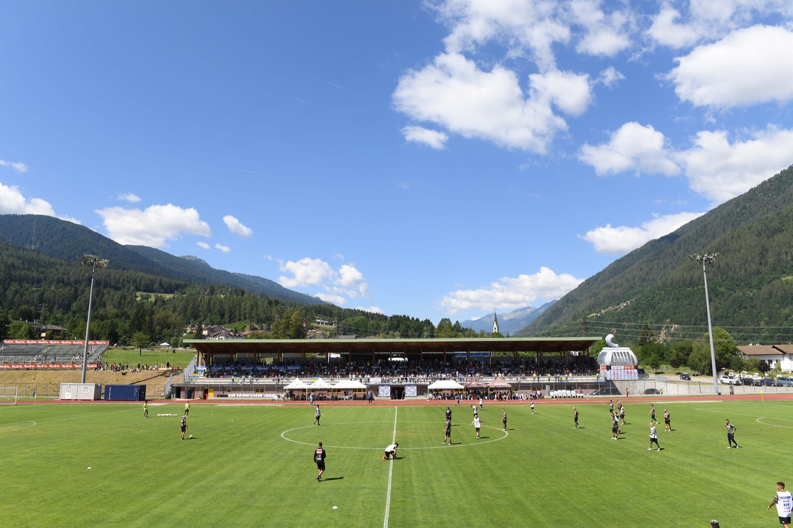 Nel pomeriggio primo allenamento del Napoli