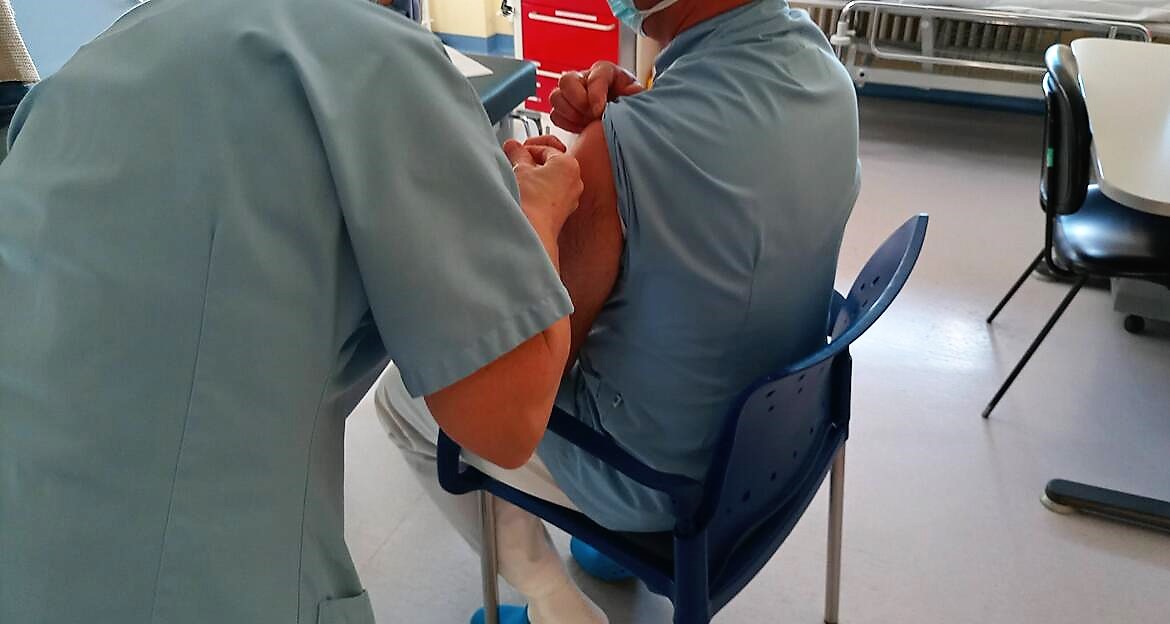 Covid-19: dalle 18 aperte le prenotazioni per la terza dose over 40