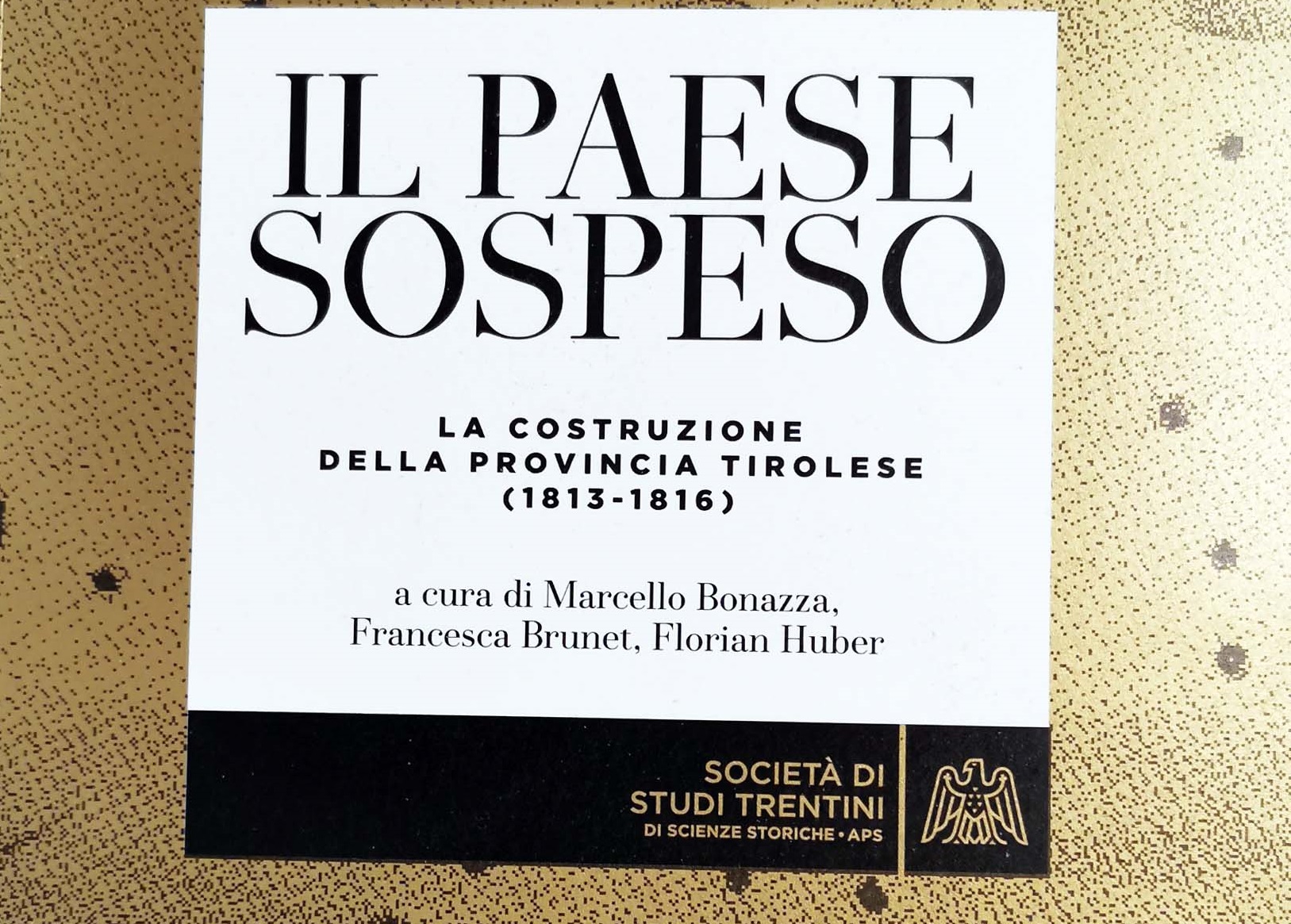 Il paese sospeso
