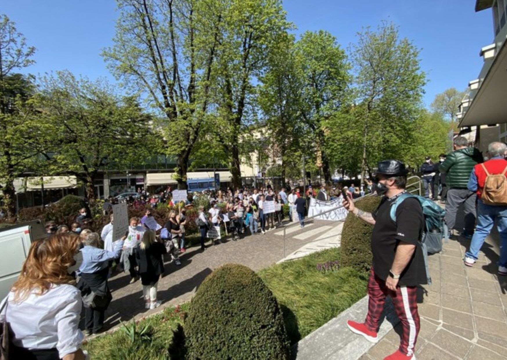 Riaprire dopo Pasqua: la richiesta degli esercenti scesi in piazza