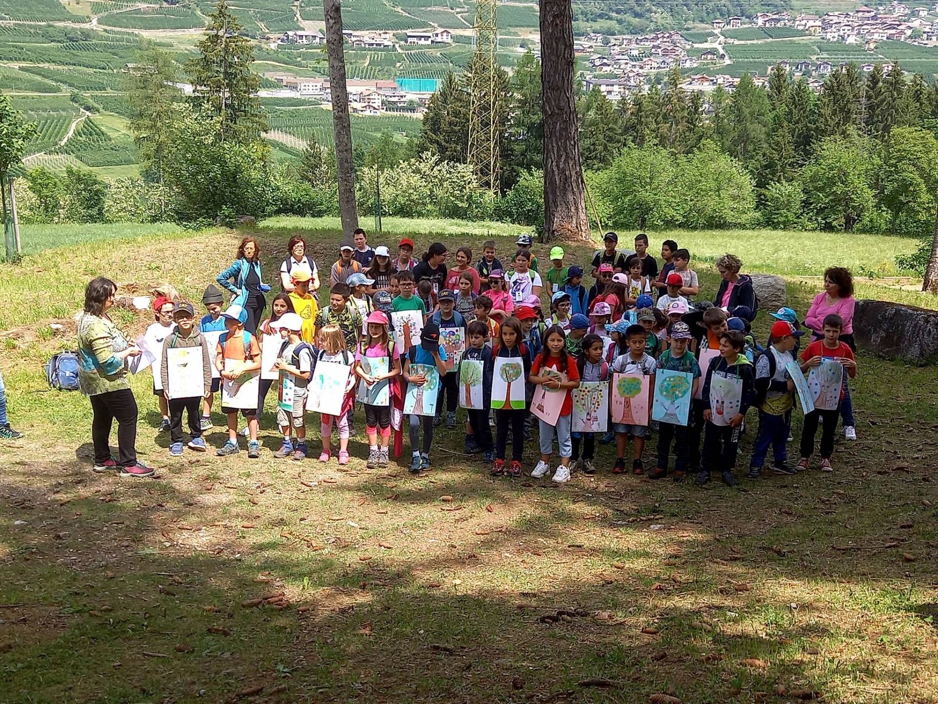 I bambini festeggiano gli alberi