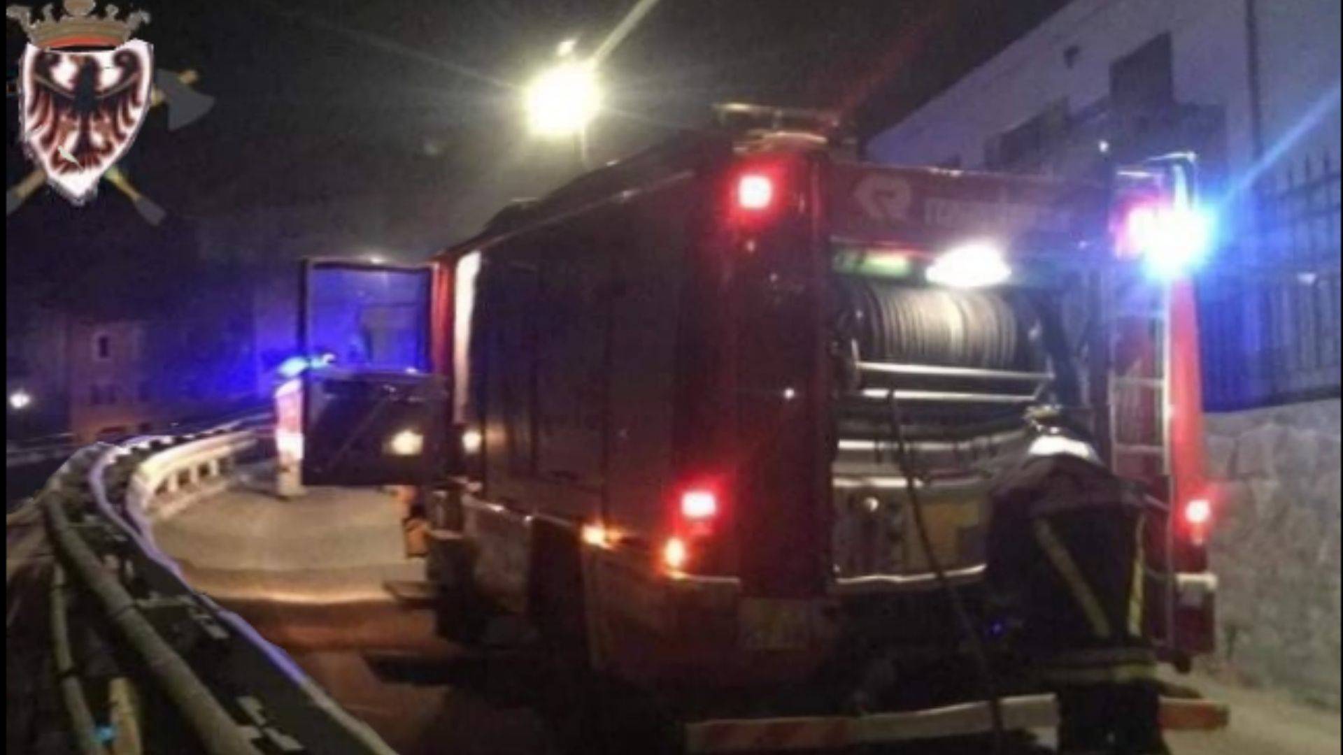 Vermiglio, vigili del fuoco domano un principio d'incendio nel bosco