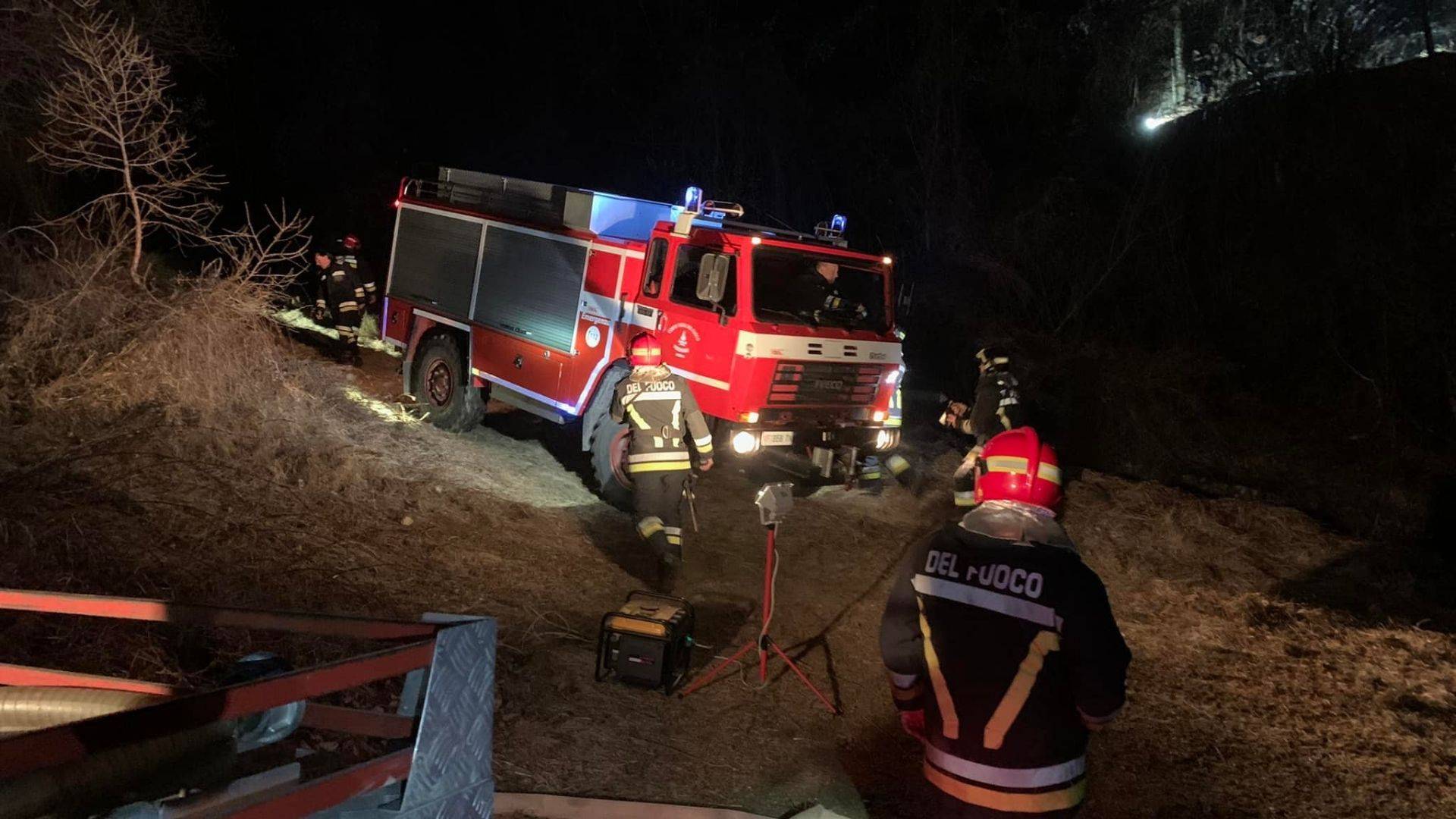 Incendio boschivo a Novaia nella notte
