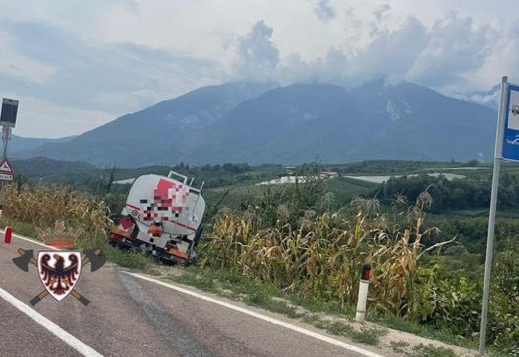 Camion cisterna fuori strada a Ton