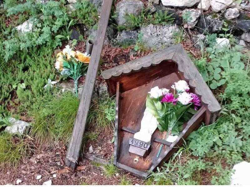 Strada della Grotta, statua di S. Antonio decapitata