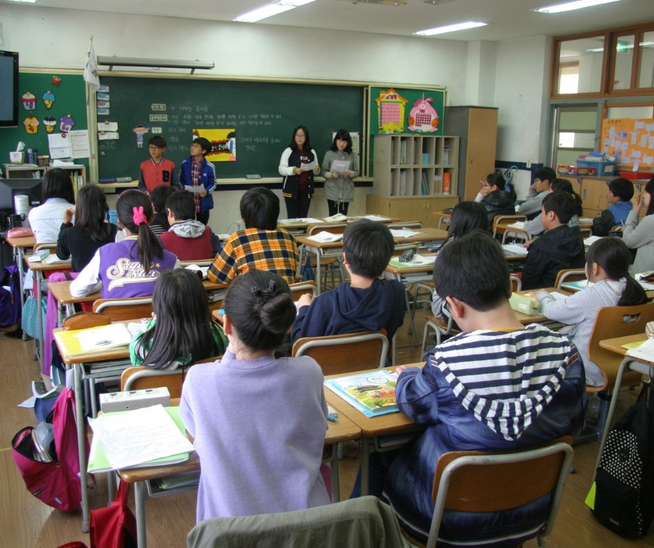 Si torna a scuola senza mascherina