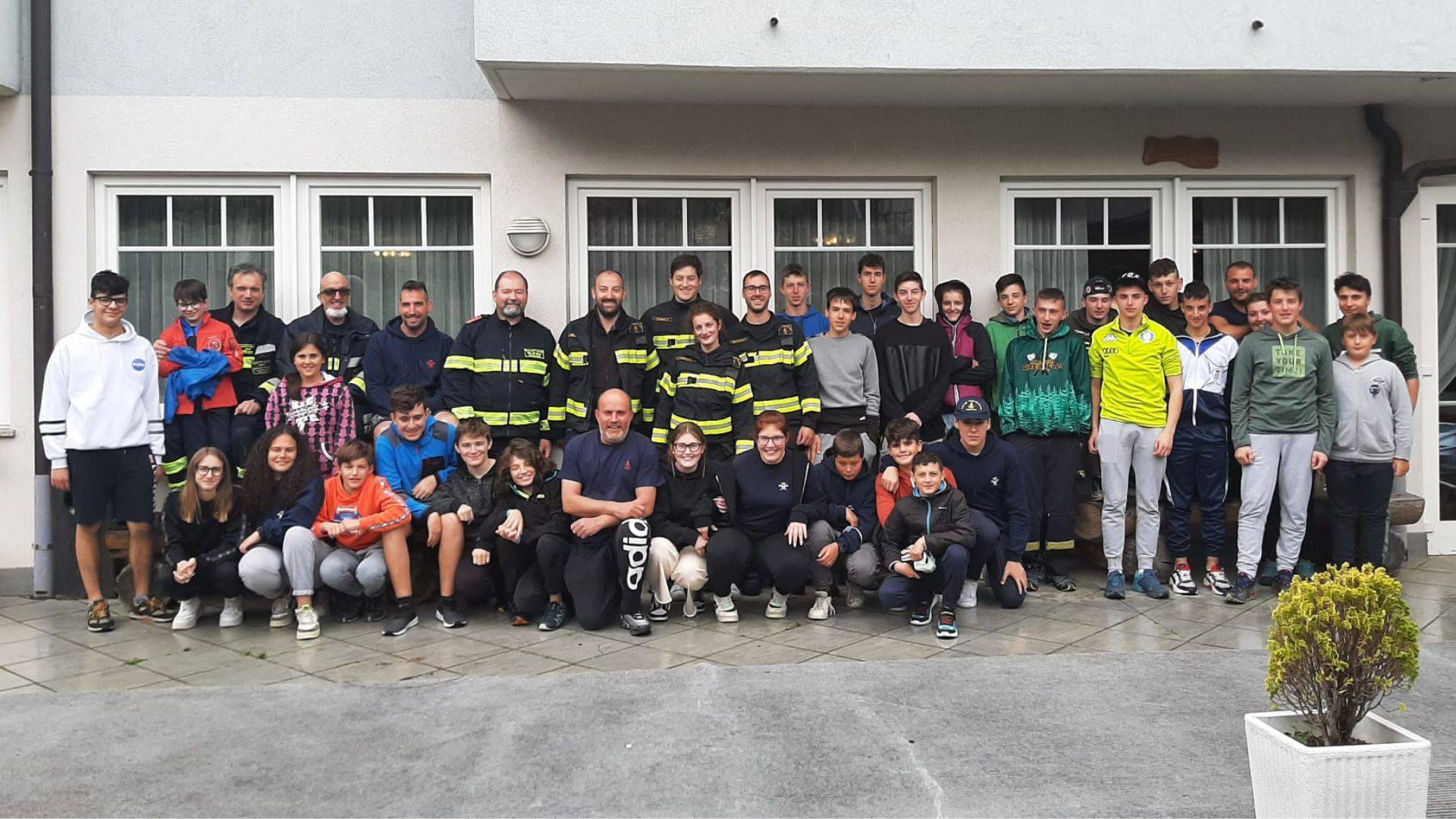Gli allievi pompieri si divertono con il rafting