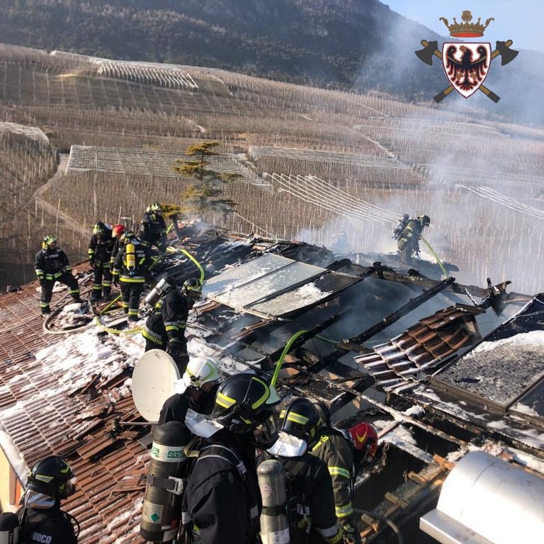 Incendio albergo Bertolini: quasi 100 vigili impegnati