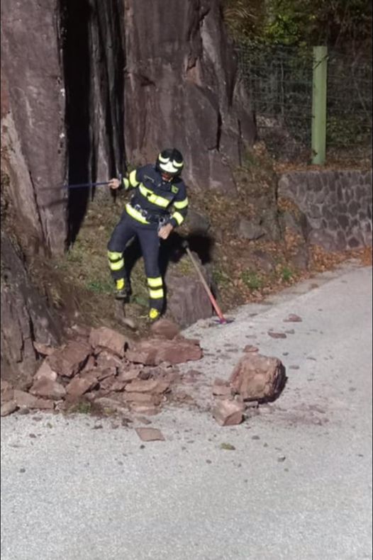 Detriti sulla strada, intervento dei vigili del fuoco di Rumo