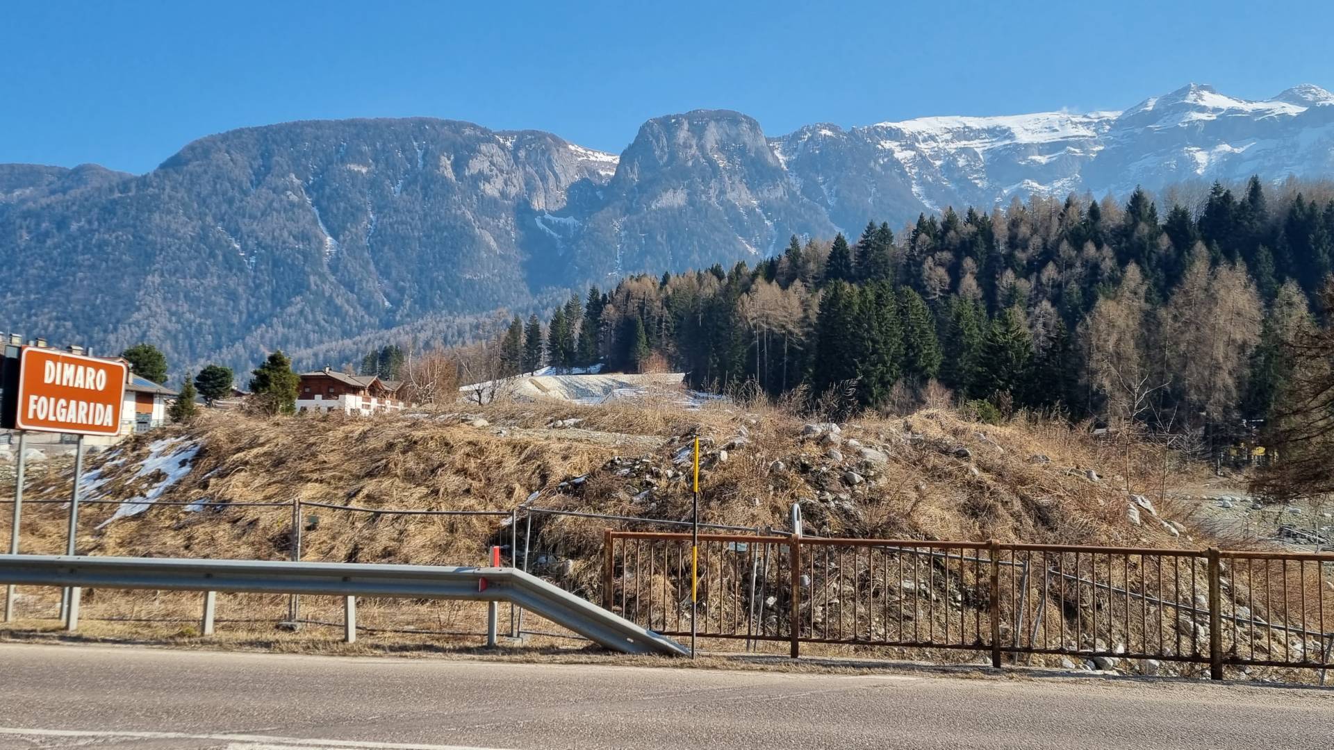 Ugo Rossi (Azione): «A quando la rimozione dei cumuli di terra nella zona del Rotian?»