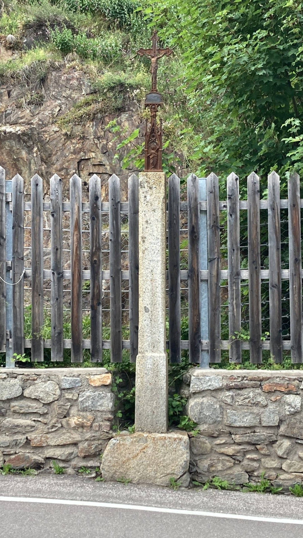S&igrave; al restauro della stele, no alla costruzione della pensilina