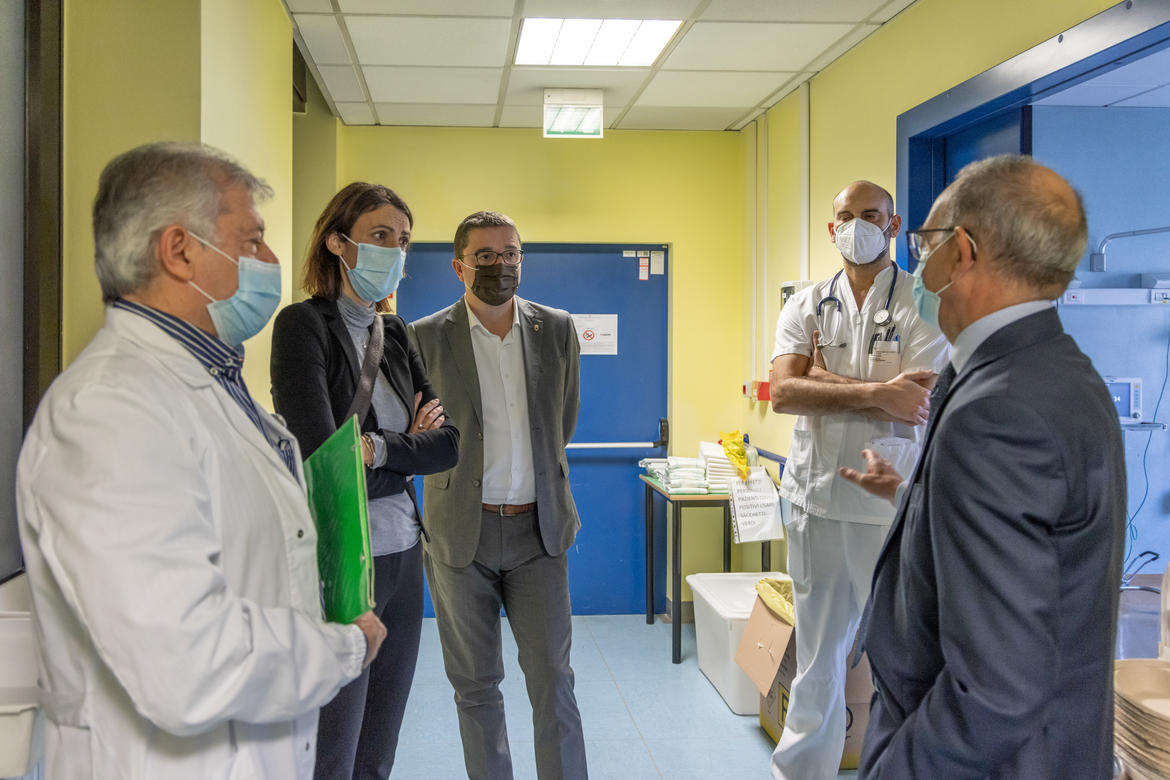 Fugatti e Segnana in visita all'ospedale delle Valli del Noce