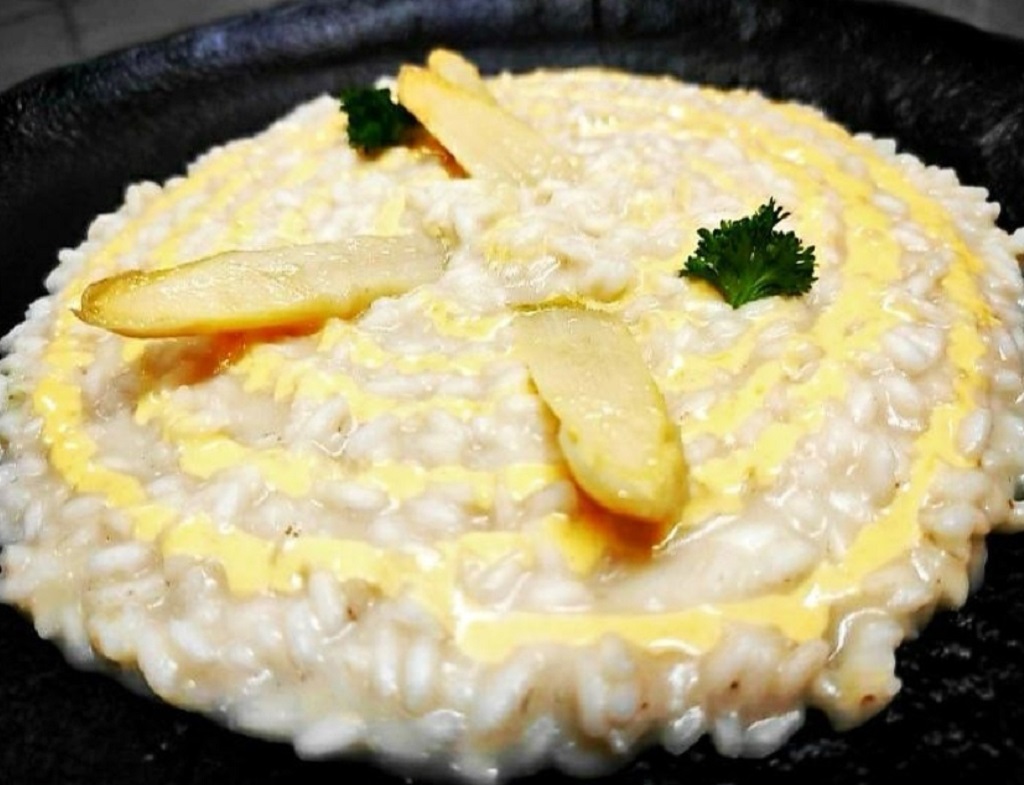 Risotto con asparagi e vortice di crema d"uovo 