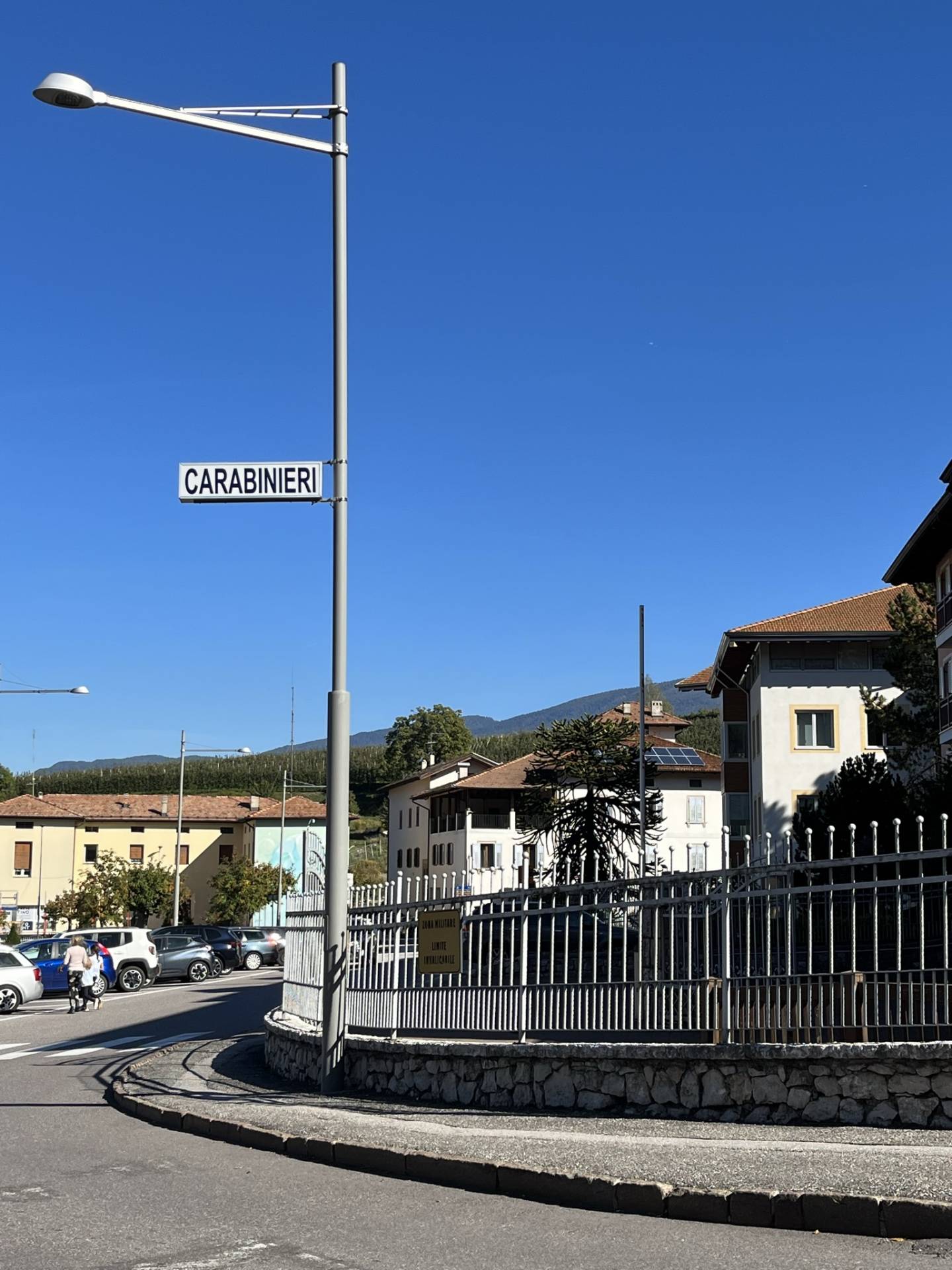 Sassate a due ragazze: denunciati in quattro