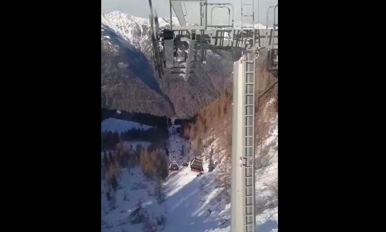 (VIDEO) Il vento scuote la cabinovia