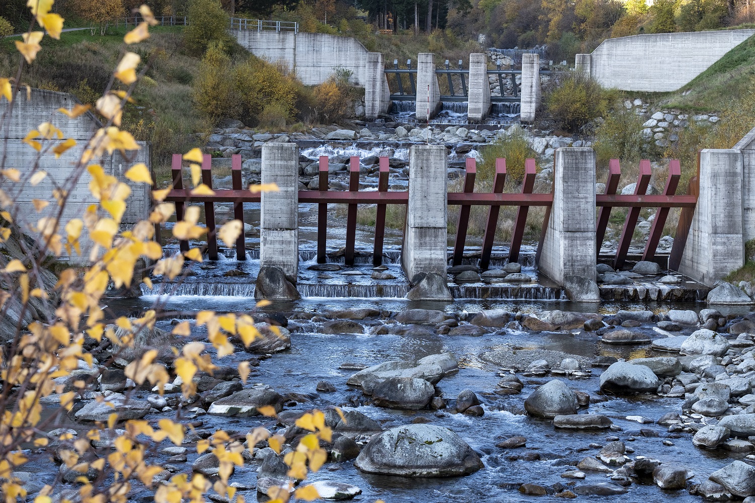 Rio Val Furesta e Vermigliana, alla confluenza il livello dell'alveo supera la briglia di 1,5 metri 