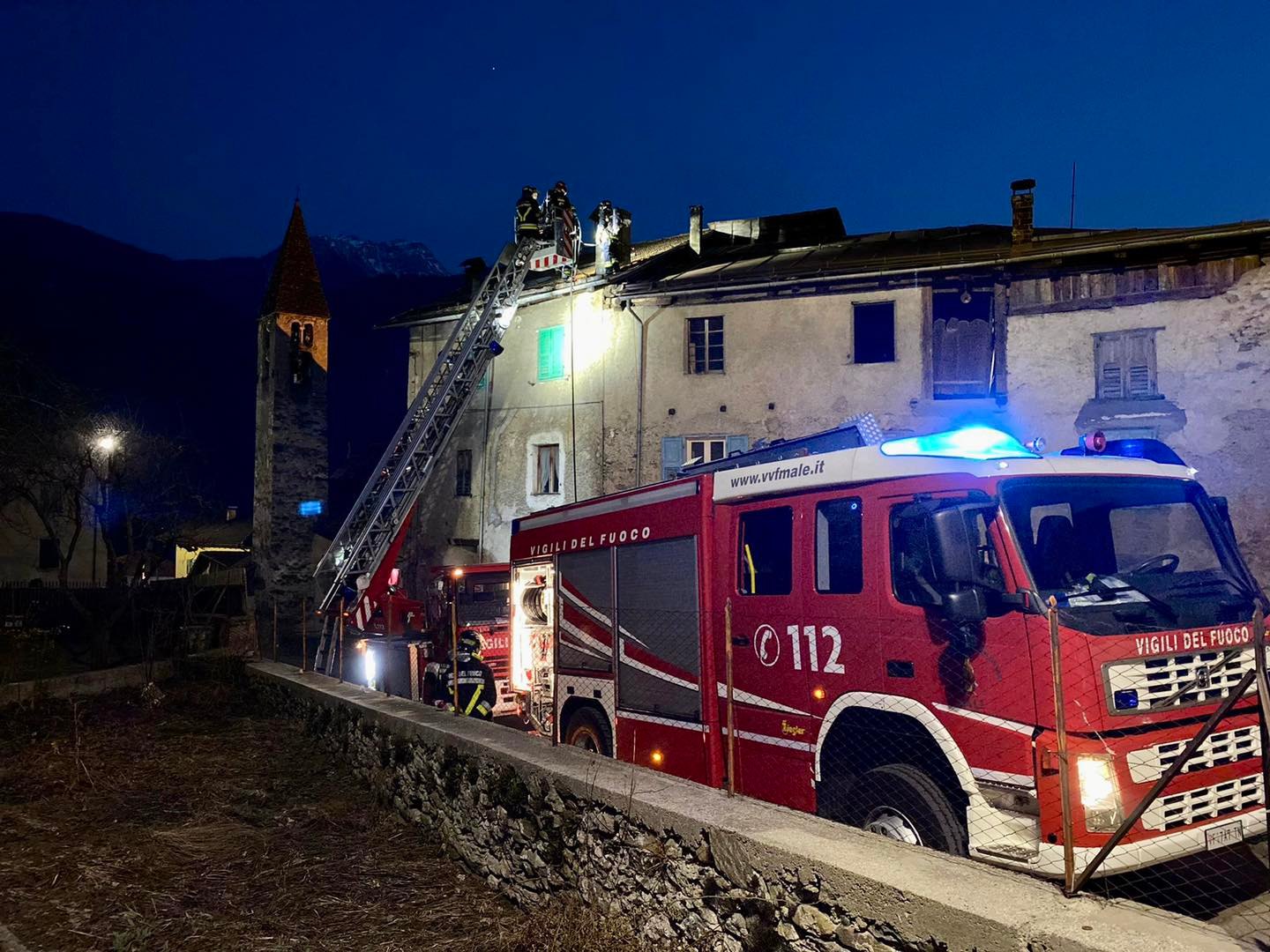 Canna fumaria in fiamme a Magras