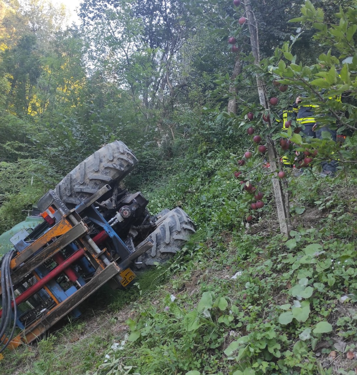 Denno, trattore ribaltato