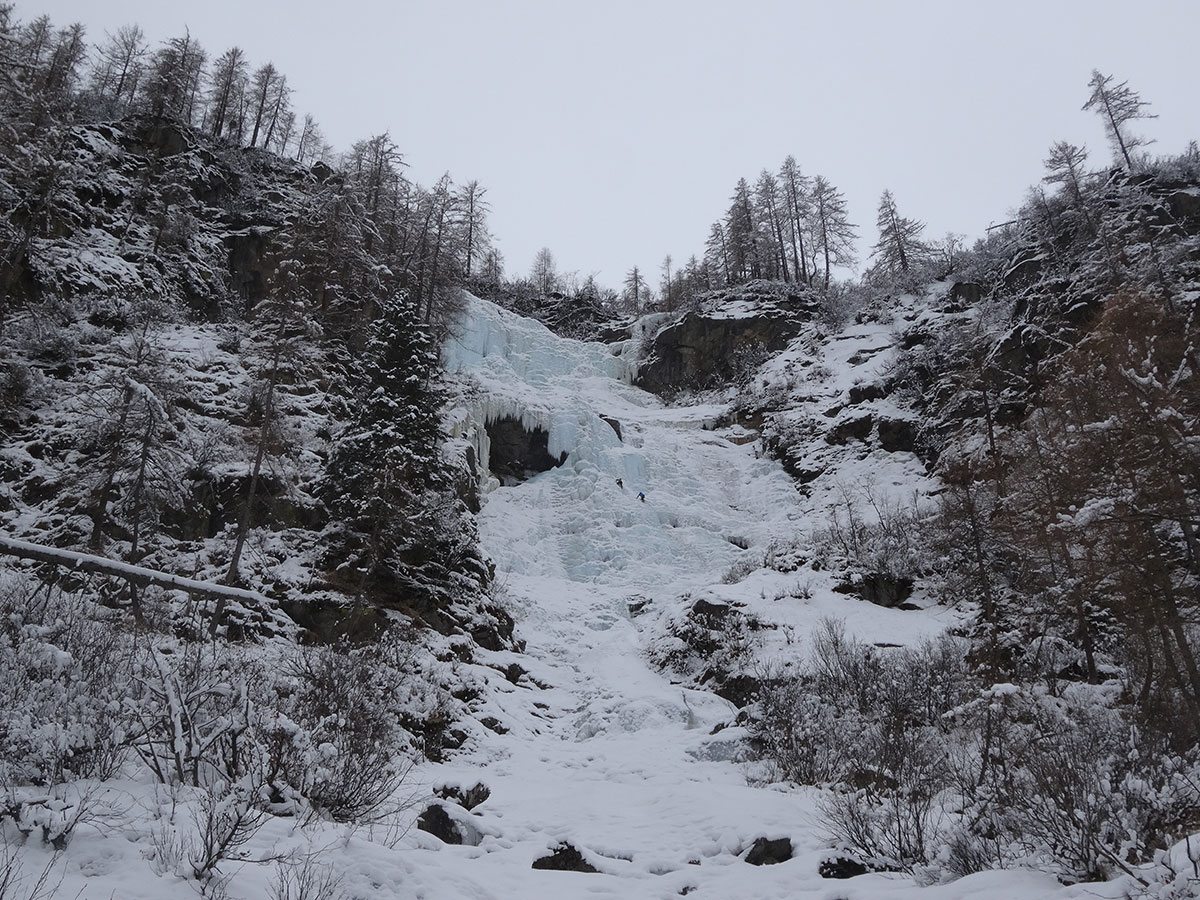 Cascata di ghiaccio di Valorz, climber recuperato e portato al Santa Chiara