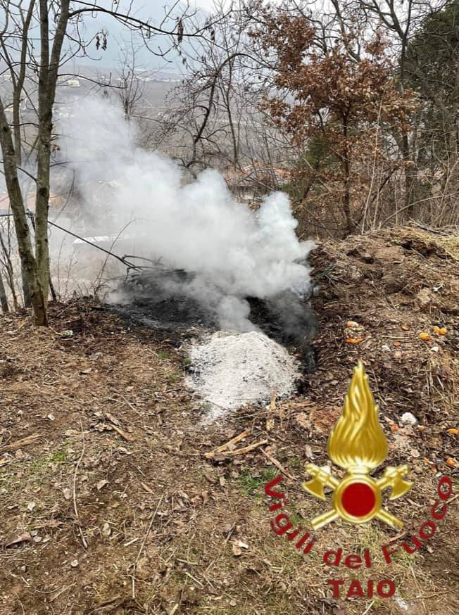 Sterpaglie in fiamme a Dermulo