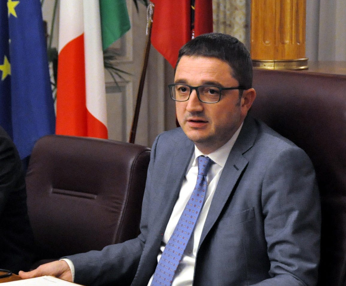 Scuola e trasporti: vale il green pass base. Ma serve prenotare il vaccino