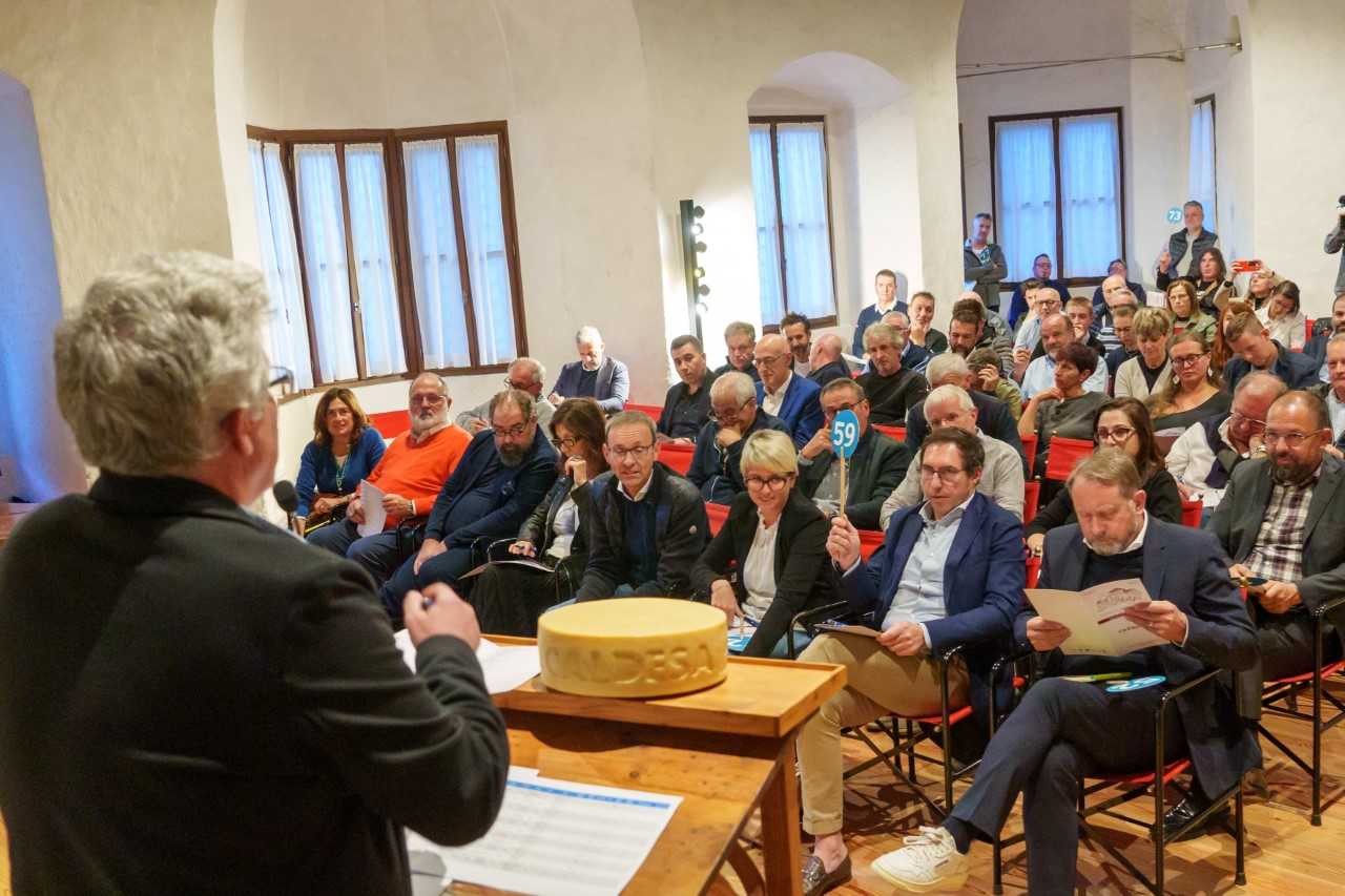 Asta dei formaggi, la pi&ugrave; cara &egrave; una forma di magro a latte crudo