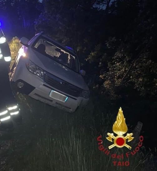 Fuori strada, arrivano i pompieri